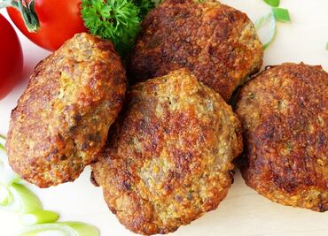 Retiran 44 toneladas de pollo para hamburguesa por contener “materias extrañas”