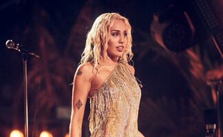 Miley Cyrus impacta con sesión en bikini bandeau para promocionar álbum