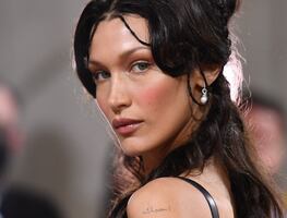 Bella Hadid deslumbra en lencería azul y foto "encanta" a Maluma