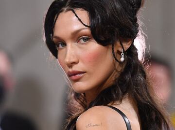 Bella Hadid deslumbra en lencería azul y foto "encanta" a Maluma