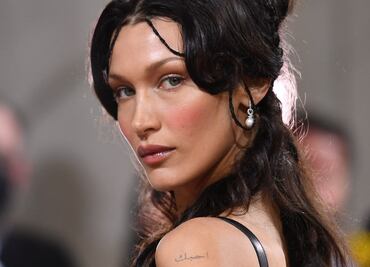 Bella Hadid deslumbra en lencería azul y foto "encanta" a Maluma