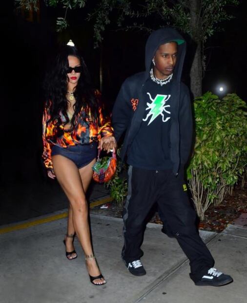 Rihanna luce su atuendo más 'hot' en cita con su novio en Miami 