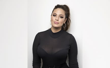 La modelo Ashley Graham irradia glamour con atuendo traslúcido  