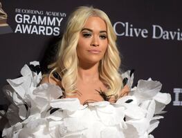 Rita Ora promociona nueva canción con foto en topless y reveladora falda