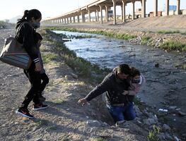 Casa Blanca recula y dice que Biden elevará la cuota de refugiados en mayo