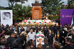 Exigen justicia por asesinato del alcalde de Uruapan y piden renuncia de Claudia Sheinbaum