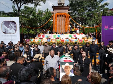 Exigen justicia por asesinato del alcalde de Uruapan y piden renuncia de Claudia Sheinbaum