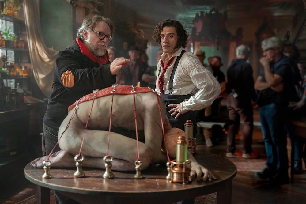 ¡Última hora! Guillermo del Toro entra a la carrera por el Globo de Oro con ‘Frankenstein’ y ya es uno de los favoritos (Ken Woroner/Netflix via AP)