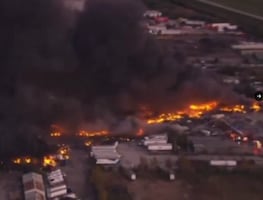 Un avión de carga de UPS se estrelló cerca del aeropuerto internacional de Kentucky, reportan medios. VIDEO