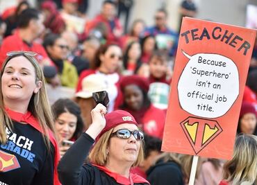 Maestros de Los Ángeles levantan huelga; aceptan incremento salarial