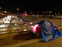 El costo de vivienda y la pobreza impulsan crisis de indigencia en California