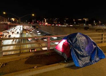 El costo de vivienda y la pobreza impulsan crisis de indigencia en California