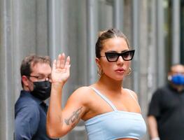 Lady Gaga luce su silueta con crop top azul en Nueva York
