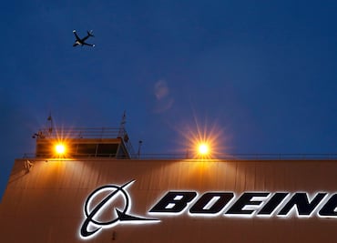 Un Boeing 737 pierde la cubierta del motor minutos después de despegar en Denver. VIDEO