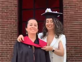 Mexicana se gradúa de Harvard y le pone su toga a su madre