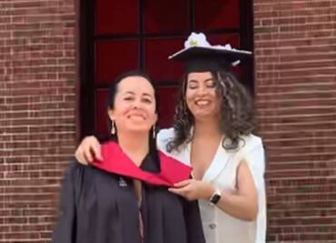 Mexicana se gradúa de Harvard y le pone su toga a su madre