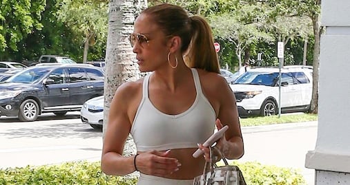 Jennifer Lopez presume silueta de impacto en leggings y top