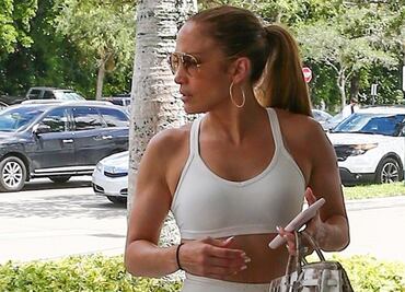 Jennifer Lopez presume silueta de impacto en leggings y top