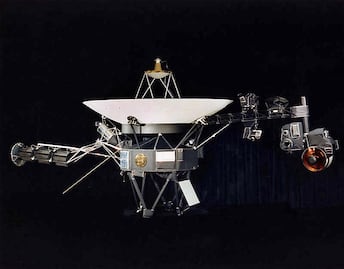 ¡Milagro espacial! Voyager 2 envía 'latido' desde 19,900 millones de km de la Tierra