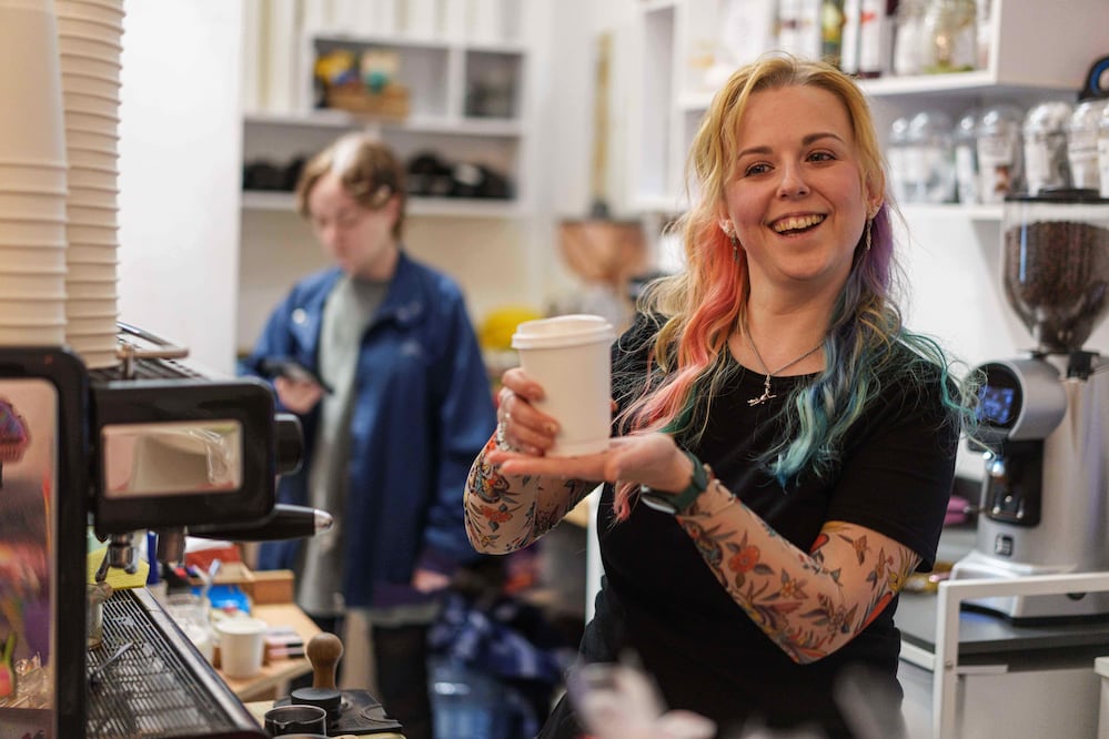 No solo Oxxo, también 7 Eleven, McDonalds y otros con café GRATIS en el Día del Café Foto: AP /Evgeniy Maloletka