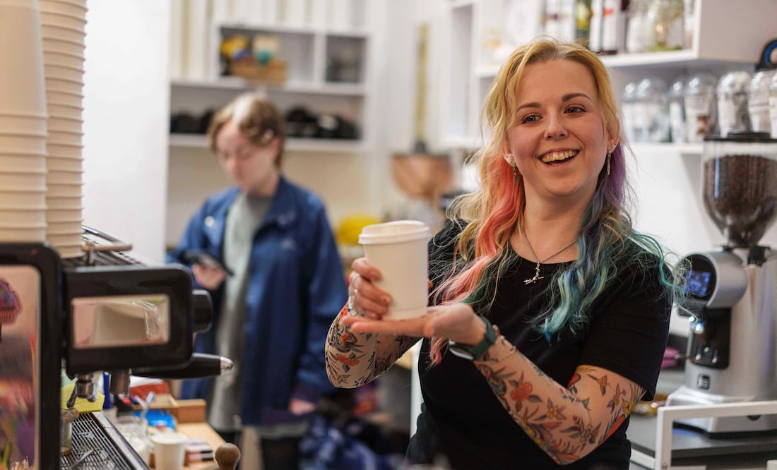 No solo Oxxo, también 7 Eleven, McDonalds y otros con café GRATIS en el Día del Café Foto: AP /Evgeniy Maloletka