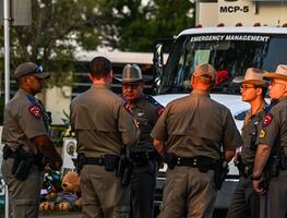 Policía de Texas admite error al no entrar antes al salón del tiroteo