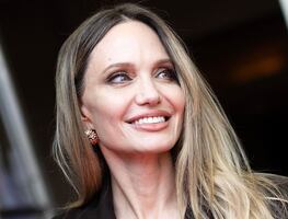 Angelina Jolie se suma a ‘tendencia sin pantalón’ y se lleva las miradas en Toronto