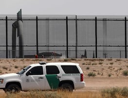 Inmigrante embarazada escala muro en El Paso; no puede bajar