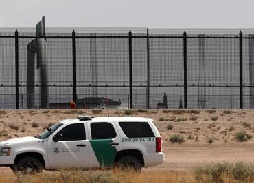 Inmigrante embarazada escala muro en El Paso; no puede bajar