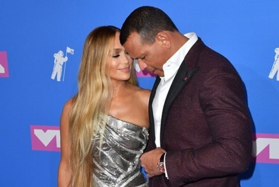 JLo se luce en sexy vestido de raja