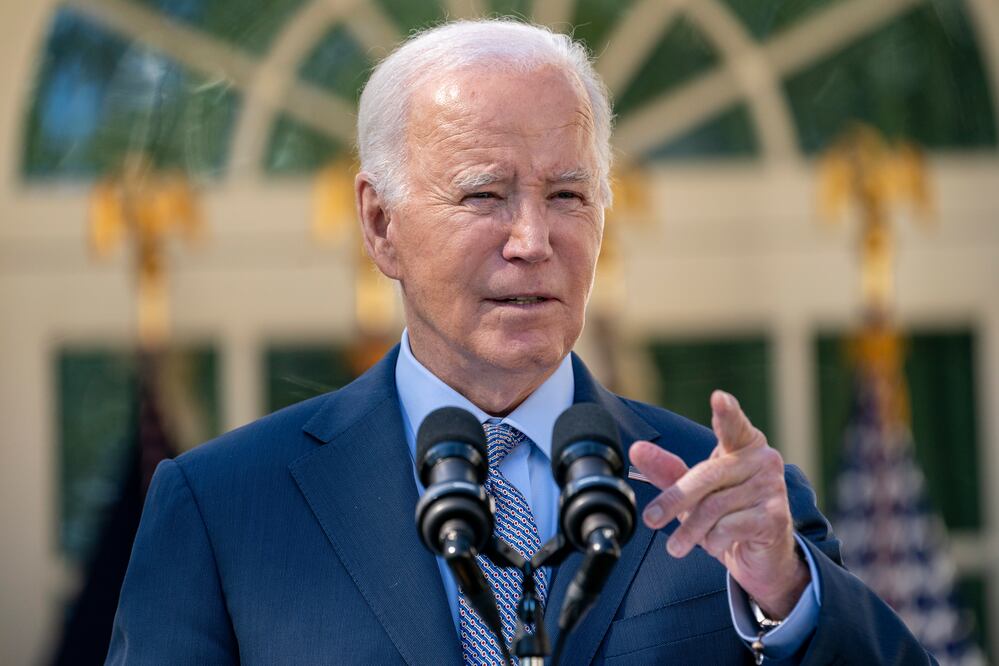 Biden habla por videollamada con las familias de los estadounidenses retenidos por Hamás. AP/Evan Vucci