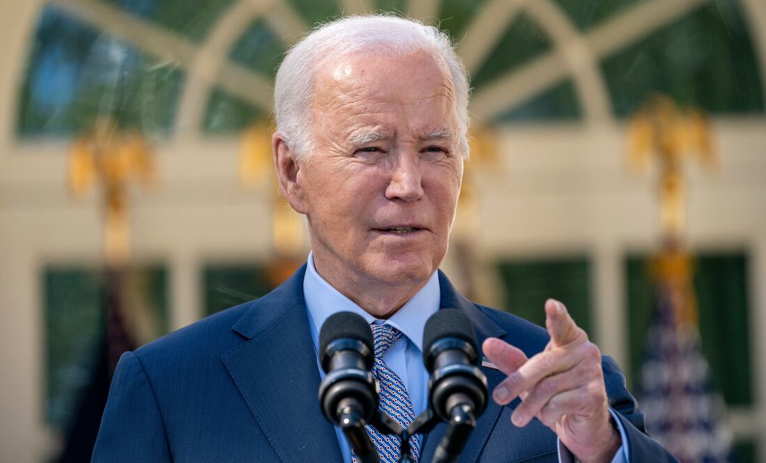 Biden habla por videollamada con las familias de los estadounidenses retenidos por Hamás. AP/Evan Vucci