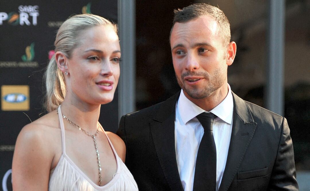 Oscar Pistorius y Reeva Steenkamp. (Photo by LUCKY NXUMALO / AFP)