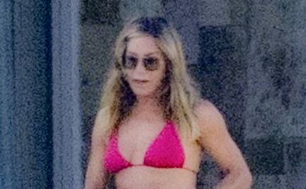 Jennifer Aniston se luce con pequeño bikini rosa en playas de México y deslumbra