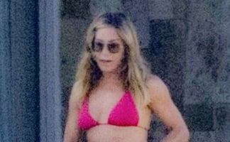 Jennifer Aniston se luce con pequeño bikini rosa en playas de México y deslumbra