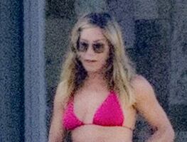 Jennifer Aniston se luce con pequeño bikini rosa en playas de México y deslumbra