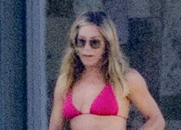 Jennifer Aniston se luce con pequeño bikini rosa en playas de México y deslumbra