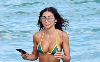 La exnovia de Justin Bieber muestra el bikini más pequeño al broncearse en Miami