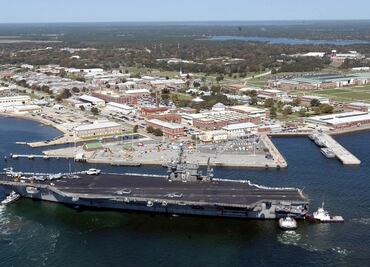 Suman tres muertos y 11 heridos por tiroteo en base naval de Florida
