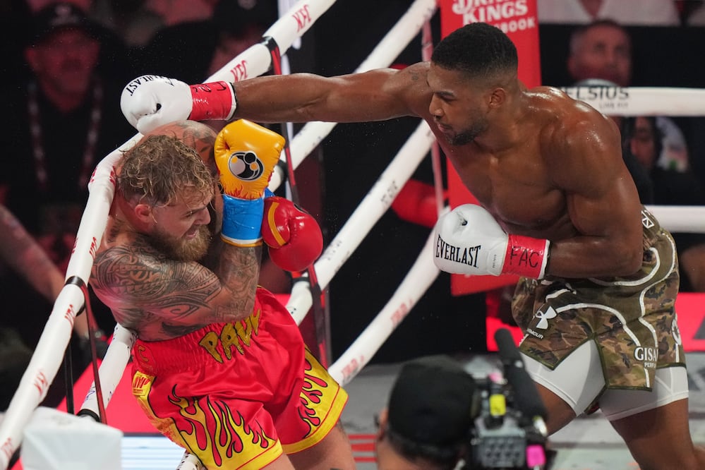 Anthony Joshua, right, punches Jake Paul during their heavyweight boxing match, Friday, Dec. 19, 2025, in Miami, Fla. (AP Photo/Lynne Sladky)