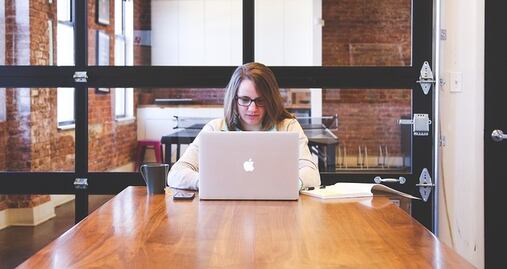 Señales de cómo el exceso de trabajo te está ‘robando la identidad'