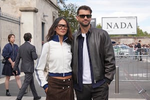 Eiza González deslumbra en París con look de lentejuelas tras rumores de compromiso con Grigor Dimitrov