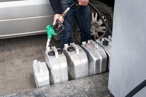 Gasolina en EU se dispara a $3.88 por galón: es el precio más alto desde 2022 por conflicto en Oriente Medio