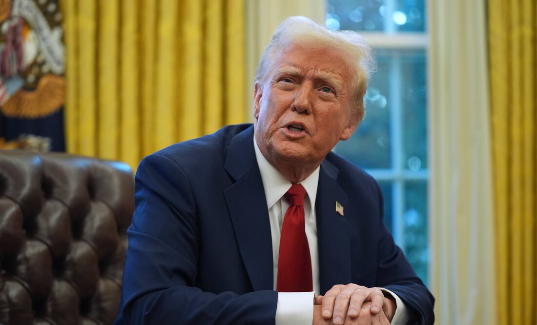 Trump mantiene su plan de 25% de aranceles contra México y Canadá y los concretará este jueves. (AP Photo/Evan Vucci)