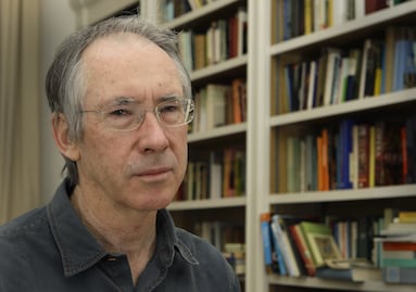 Ian McEwan lanza una inquietante advertencia sobre la IA: “Hará falta una catástrofe para que los humanos reaccionen”