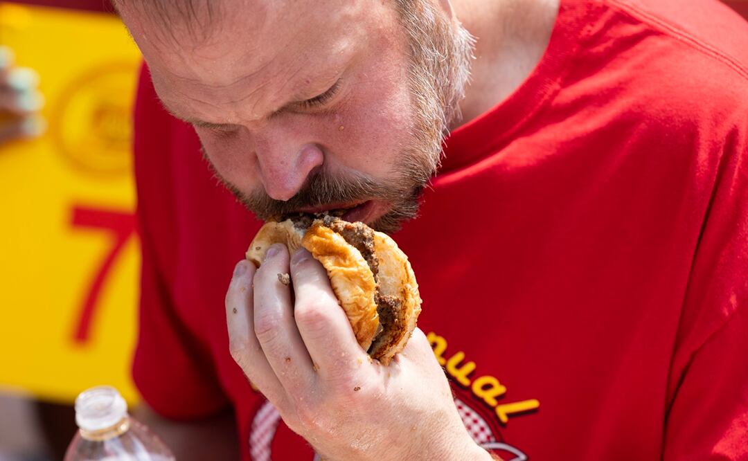 Se come 34 hamburguesas en diez minutos para celebrar el Día de la Independencia. Foto: EFE/EPA/MICHAEL REYNOLDS