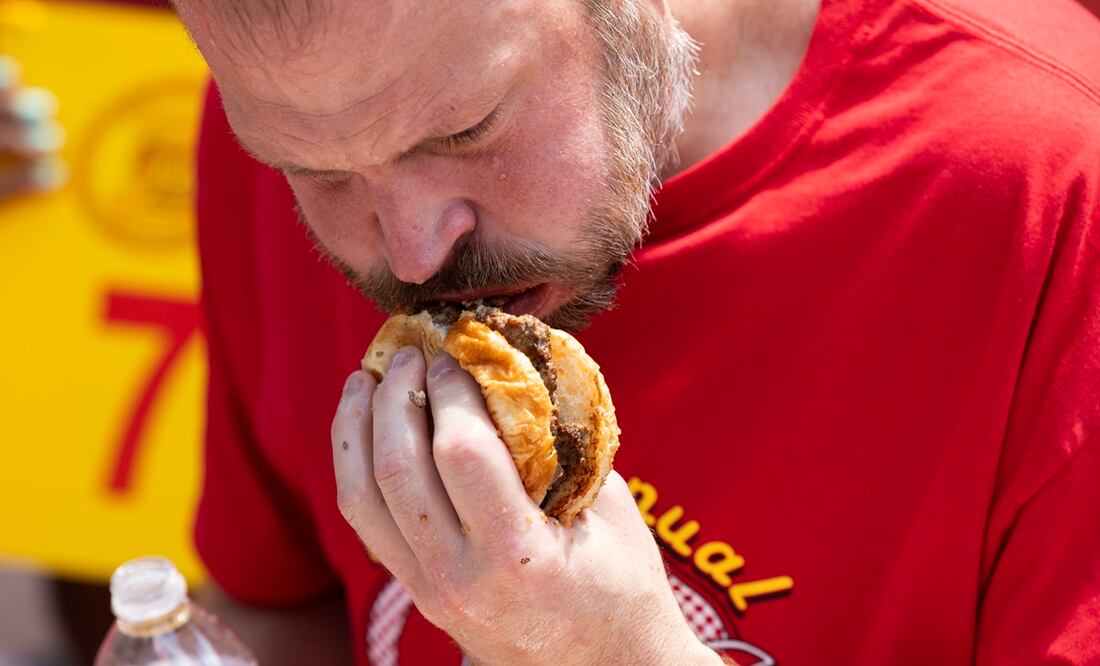 Se come 34 hamburguesas en diez minutos para celebrar el Día de la Independencia. Foto: EFE/EPA/MICHAEL REYNOLDS