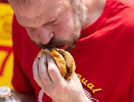 Concursante se come 34 hamburguesas en diez minutos para celebrar el 4 de julio