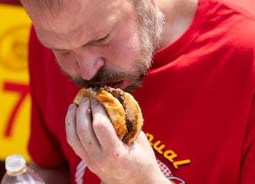 Concursante se come 34 hamburguesas en diez minutos para celebrar el 4 de julio