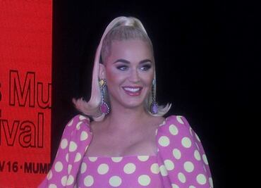 Katy Perry irradia belleza con vestido ajustado en Mumbai